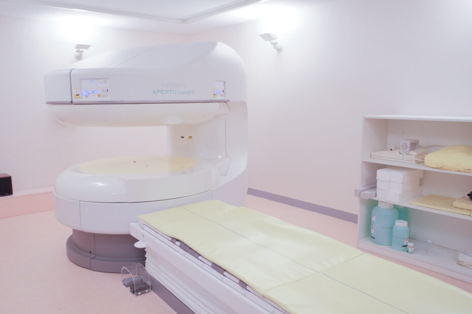 医療用MRI装置が設置された診断室。清潔で整理された医務スペース。